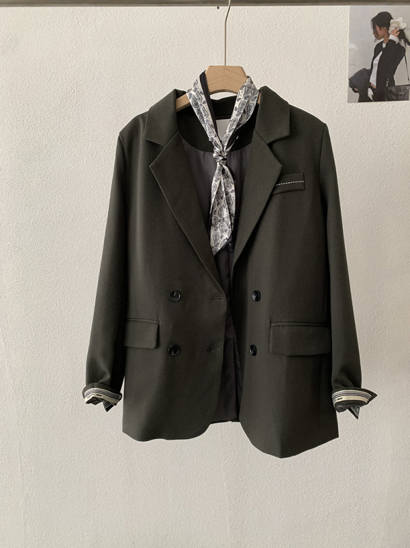 Dámsky blejzer s patchwork rukávmi, sakový golier, polyesterový materiál, stredná dĺžka, voľný strih