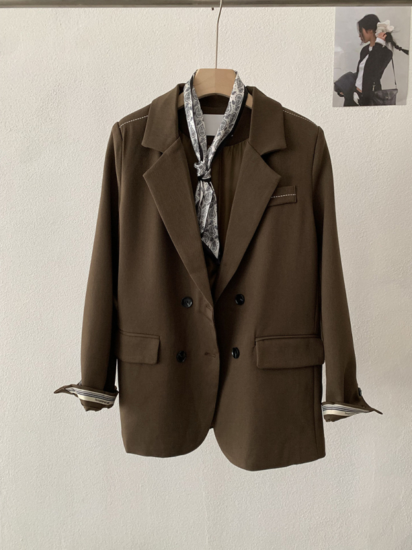 Dámsky blejzer s patchwork rukávmi, sakový golier, polyesterový materiál, stredná dĺžka, voľný strih