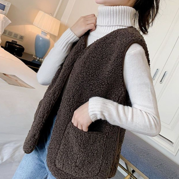 Ženski kratki vest od vune i poliestera, V-izrez, izgled ovčje kože, opuštena kroj (dužina 40–50 cm)