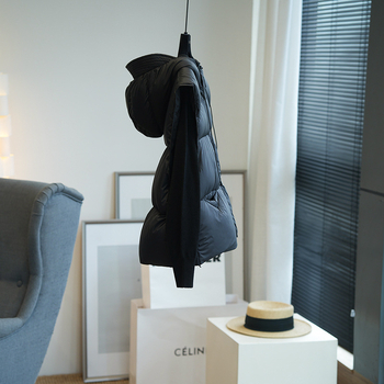 TT1028 Dámska krátka vesta s kapucňou, výplň husacím páperom, zips, polyesterová látka