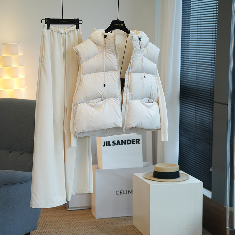 TT1028 Dámska krátka vesta s kapucňou, výplň husacím páperom, zips, polyesterová látka