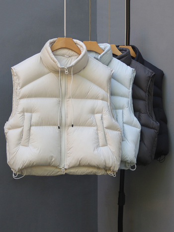 Vesta z kačacieho peria, obsah peria 86–90%, hrubá, krátky strih, stojatý golier