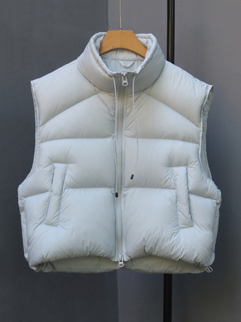 Vesta z kačacieho peria, obsah peria 86–90%, hrubá, krátky strih, stojatý golier