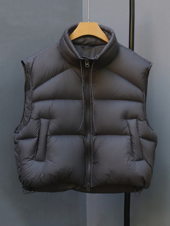 Vesta z kačacieho peria, obsah peria 86–90%, hrubá, krátky strih, stojatý golier