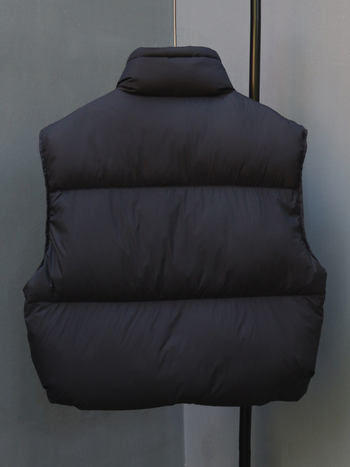 Vesta z kačacieho peria, obsah peria 86–90%, hrubá, krátky strih, stojatý golier