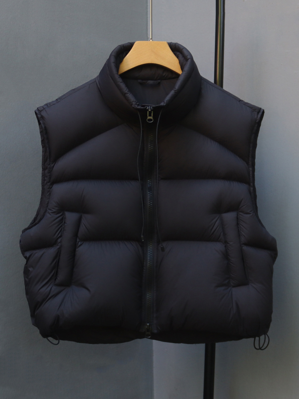Vesta z kačacieho peria, obsah peria 86–90%, hrubá, krátky strih, stojatý golier