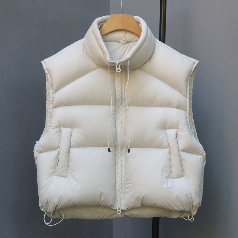 Vesta z kačacieho peria, obsah peria 86–90%, hrubá, krátky strih, stojatý golier