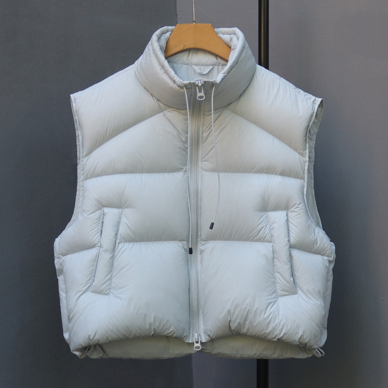 Vesta z kačacieho peria, obsah peria 86–90%, hrubá, krátky strih, stojatý golier