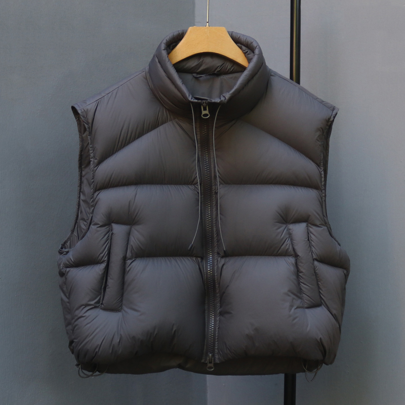 Vesta z kačacieho peria, obsah peria 86–90%, hrubá, krátky strih, stojatý golier