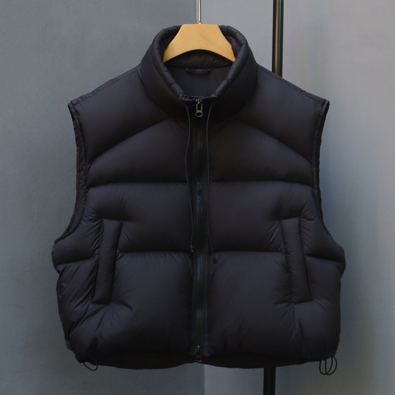 Vesta z kačacieho peria, obsah peria 86–90%, hrubá, krátky strih, stojatý golier