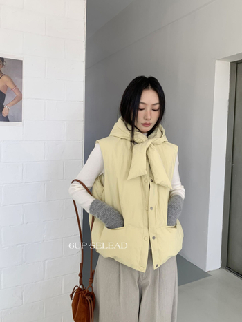 Vesta s V-krkom, vonkajší nylon, výplň z páperia 86–90%, hrubá, dĺžka 50–65 cm