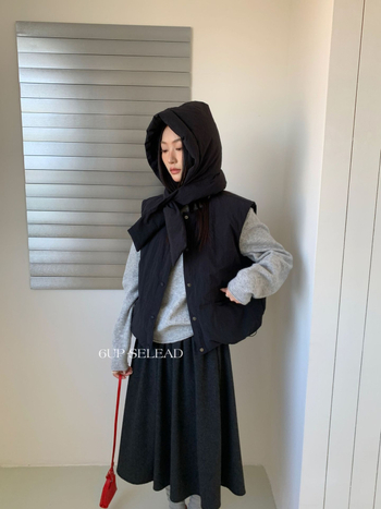 Vesta s V-krkom, vonkajší nylon, výplň z páperia 86–90%, hrubá, dĺžka 50–65 cm