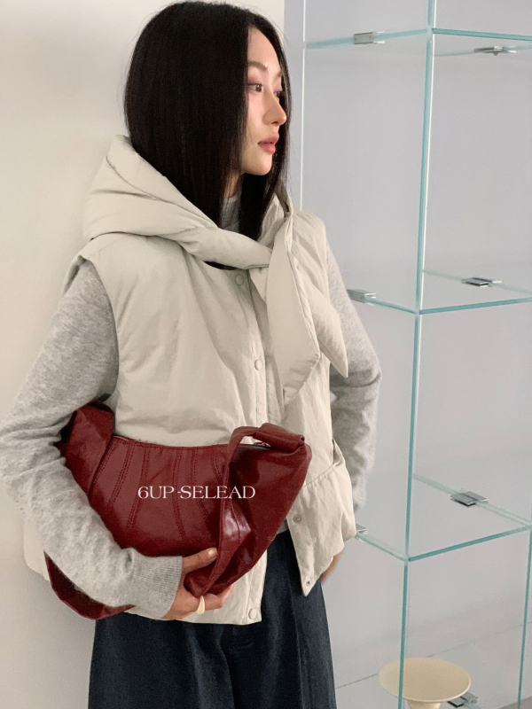 Vesta s V-krkom, vonkajší nylon, výplň z páperia 86–90%, hrubá, dĺžka 50–65 cm