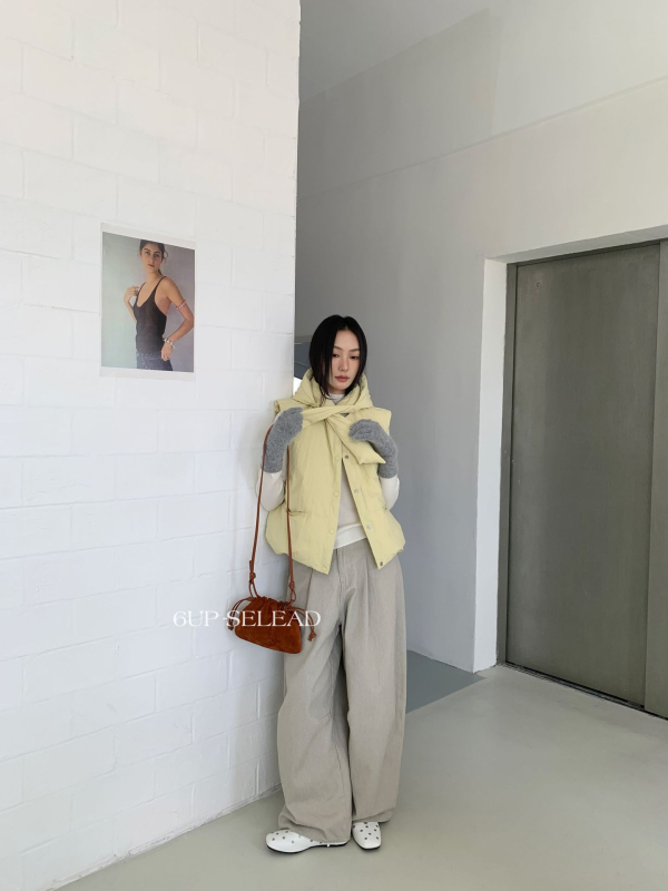 Vesta s V-krkom, vonkajší nylon, výplň z páperia 86–90%, hrubá, dĺžka 50–65 cm