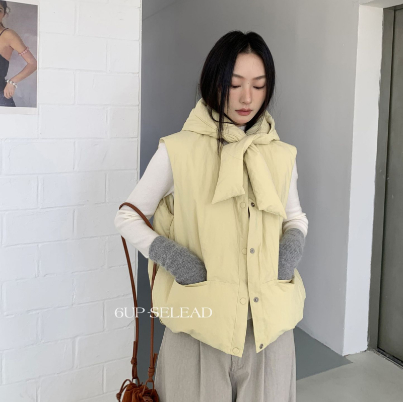 Vesta s V-krkom, vonkajší nylon, výplň z páperia 86–90%, hrubá, dĺžka 50–65 cm