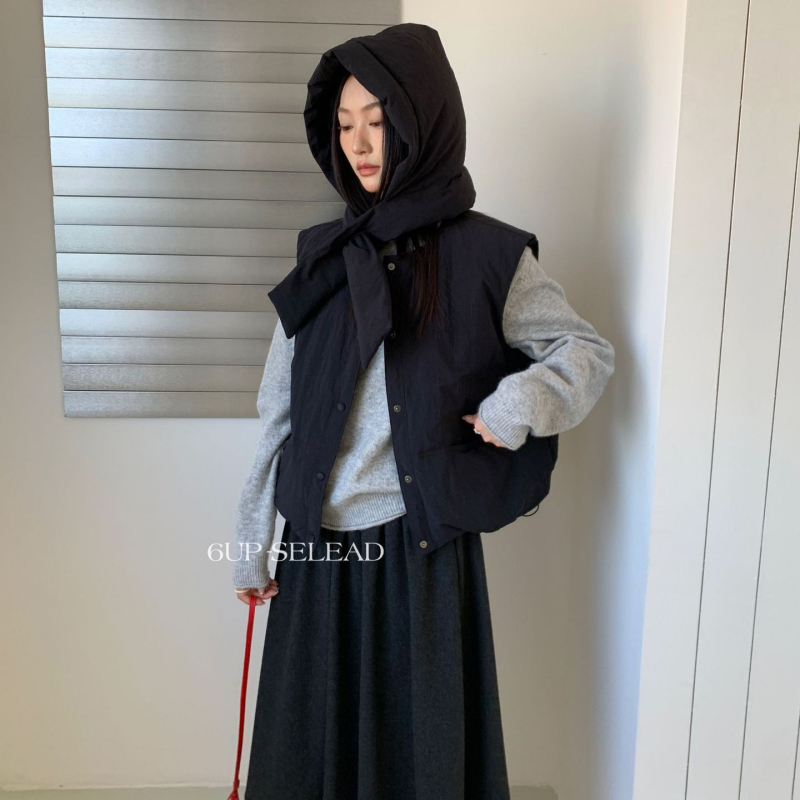 Vesta s V-krkom, vonkajší nylon, výplň z páperia 86–90%, hrubá, dĺžka 50–65 cm