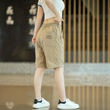 Pánske voľnočasové športové šortky, 70% polyester, tenká tkanina, mikroelastickosť, päťdĺžny strih