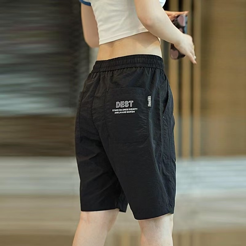 Pánske voľnočasové športové šortky, 70% polyester, tenká tkanina, mikroelastickosť, päťdĺžny strih