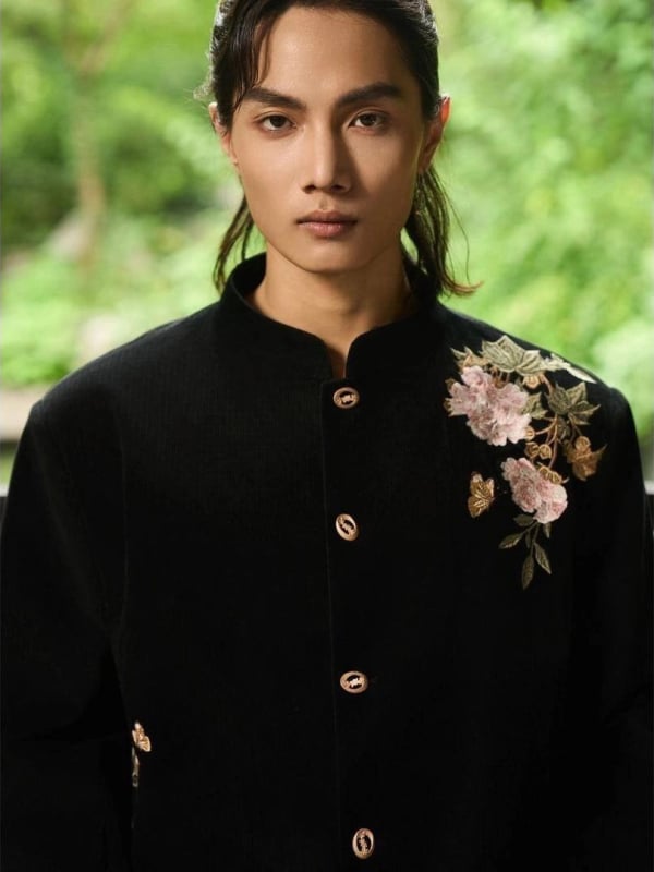 Pánske sako so stojacim golierom a výšivkou pivónie, jednoradové tri gombíky, polyester