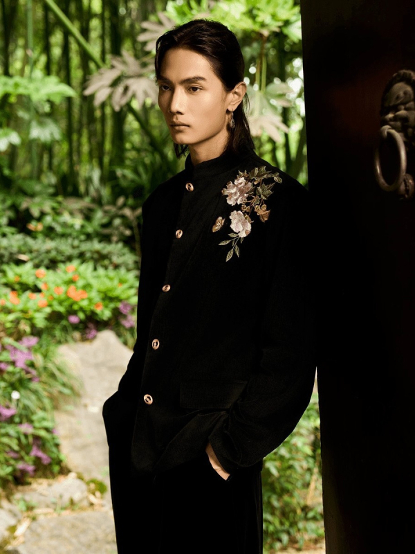 Pánske sako so stojacim golierom a výšivkou pivónie, jednoradové tri gombíky, polyester