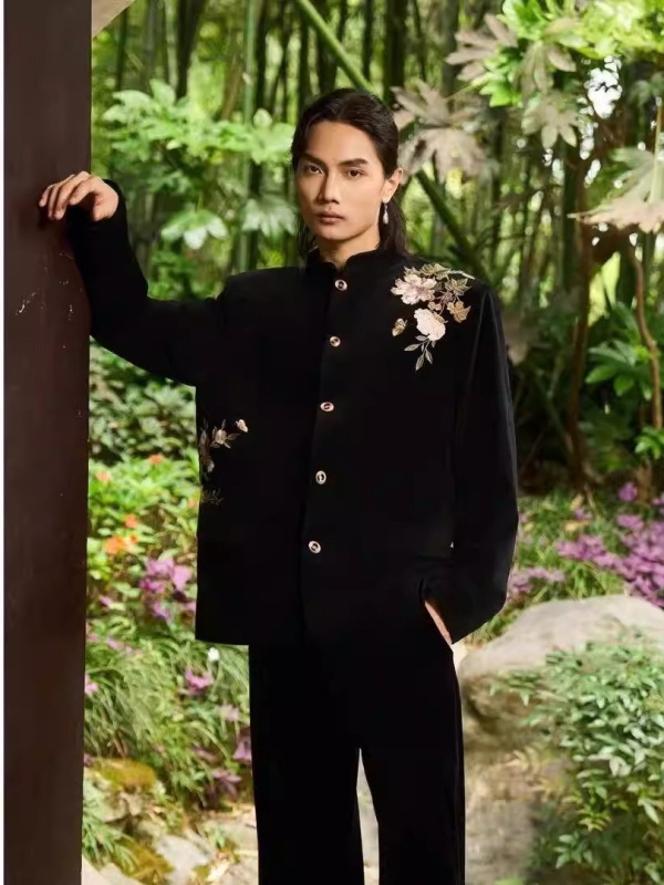 Pánske sako so stojacim golierom a výšivkou pivónie, jednoradové tri gombíky, polyester