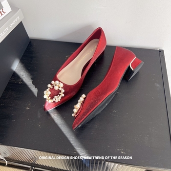 Esküvői cipő – hegyes orrú, szatén felsőrész, középmagas sarka 3–5 cm, vastag sarok, gumírozott talp