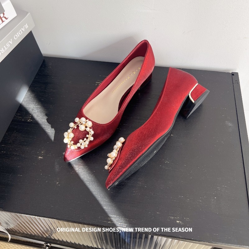 Esküvői cipő – hegyes orrú, szatén felsőrész, középmagas sarka 3–5 cm, vastag sarok, gumírozott talp