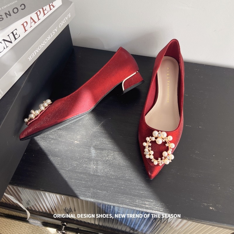 Esküvői cipő – hegyes orrú, szatén felsőrész, középmagas sarka 3–5 cm, vastag sarok, gumírozott talp