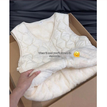 Vesta zo zmesi vlna | U-krk | Geometrický vzor | Pravidelná dĺžka 50–65 cm | Výplň z polyester-bavlna