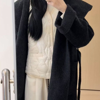 Vesta zo zmesi vlna | U-krk | Geometrický vzor | Pravidelná dĺžka 50–65 cm | Výplň z polyester-bavlna