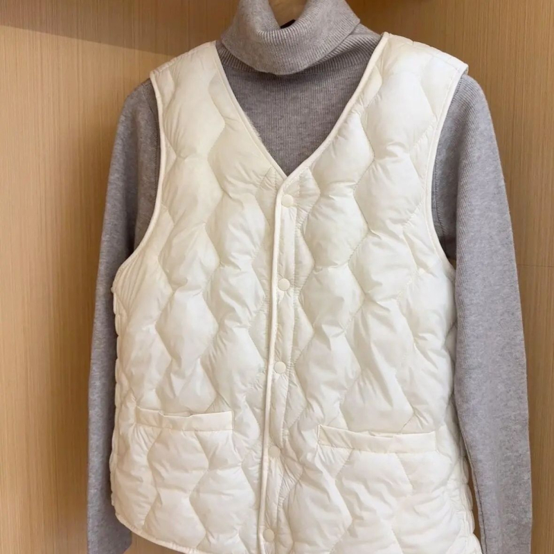 Vesta zo zmesi vlna | U-krk | Geometrický vzor | Pravidelná dĺžka 50–65 cm | Výplň z polyester-bavlna