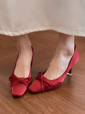 Női magassarkú cipő – szatén, négyszögletes orrú, fűző nélküli slip-on, 6-8 cm magas sarka