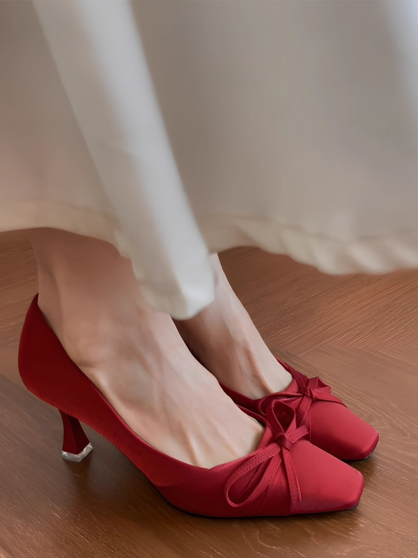 Női magassarkú cipő – szatén, négyszögletes orrú, fűző nélküli slip-on, 6-8 cm magas sarka