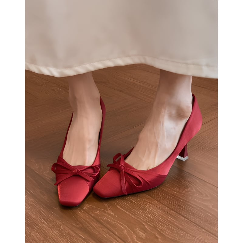 Női magassarkú cipő – szatén, négyszögletes orrú, fűző nélküli slip-on, 6-8 cm magas sarka