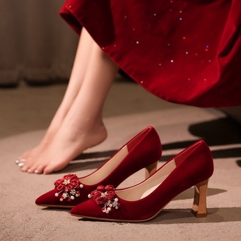 Pantofi de mireasă cu vârf ascuțit, toc de 6–8 cm, partea superioară velur, slip-on