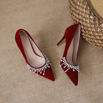Női magassarkú cipő velúr felsőrésszel, gyöngyös bojt díszítéssel, hegyes orrú, stilettó