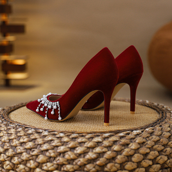 Női magassarkú cipő velúr felsőrésszel, gyöngyös bojt díszítéssel, hegyes orrú, stilettó