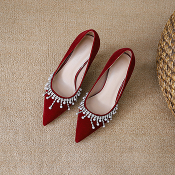 Női magassarkú cipő velúr felsőrésszel, gyöngyös bojt díszítéssel, hegyes orrú, stilettó