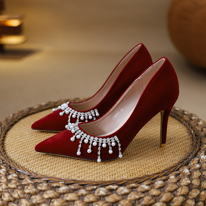 Női magassarkú cipő velúr felsőrésszel, gyöngyös bojt díszítéssel, hegyes orrú, stilettó