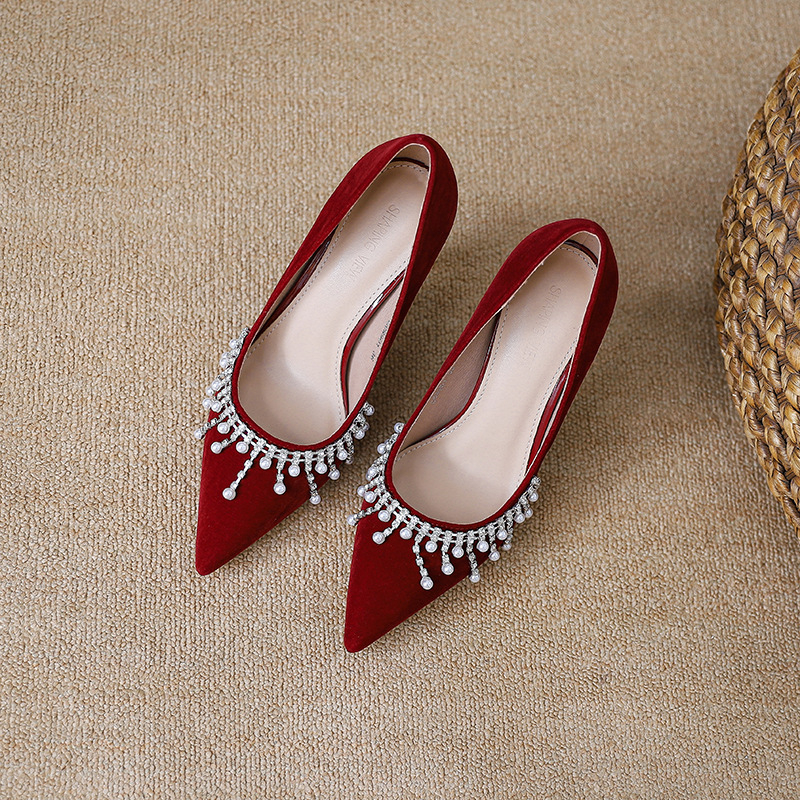Női magassarkú cipő velúr felsőrésszel, gyöngyös bojt díszítéssel, hegyes orrú, stilettó