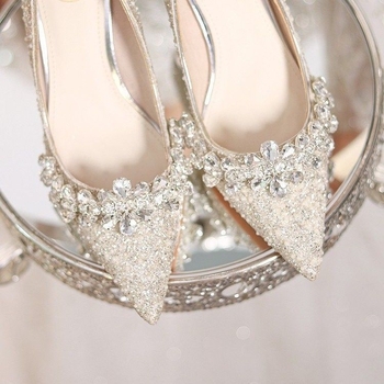Francúzske dámske svadobné lodičky s kryštálmi, špičatý nos, stiletto podpätok 6–8 cm, PU vrchný materiál, gumená podrážka, slip-on