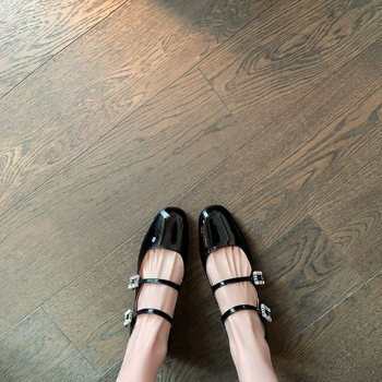 Mary Jane topánky so štvorcovým nosom, vrchná časť z mikrovlákna, zapínanie na pracku, masívny stredne vysoký podpätok, gumová podrážka