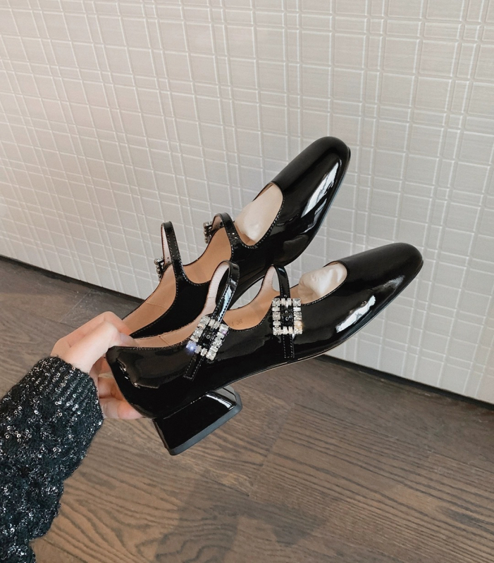 Mary Jane topánky so štvorcovým nosom, vrchná časť z mikrovlákna, zapínanie na pracku, masívny stredne vysoký podpätok, gumová podrážka