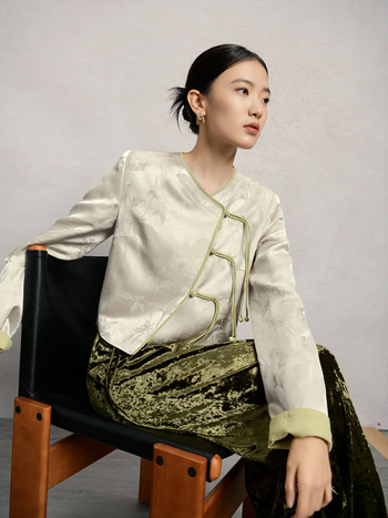 Dámsky kabát s V-neckom, jednosedlové zapínanie, tlačený vzor, viskózové vlákno, jesenné vydanie 2024