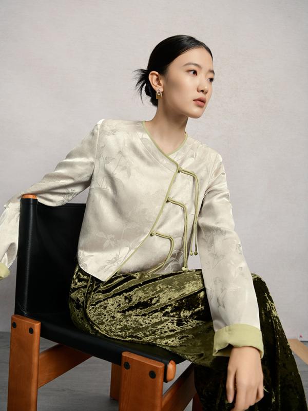 Dámsky kabát s V-neckom, jednosedlové zapínanie, tlačený vzor, viskózové vlákno, jesenné vydanie 2024