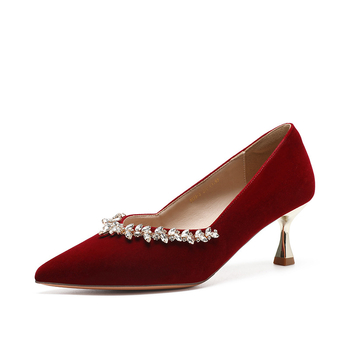 Dámske banketné topánky s ostrým špičkou, trblietavý vrchný diel, stredný podpätok 3–6 cm, slip-on, gumová podrážka