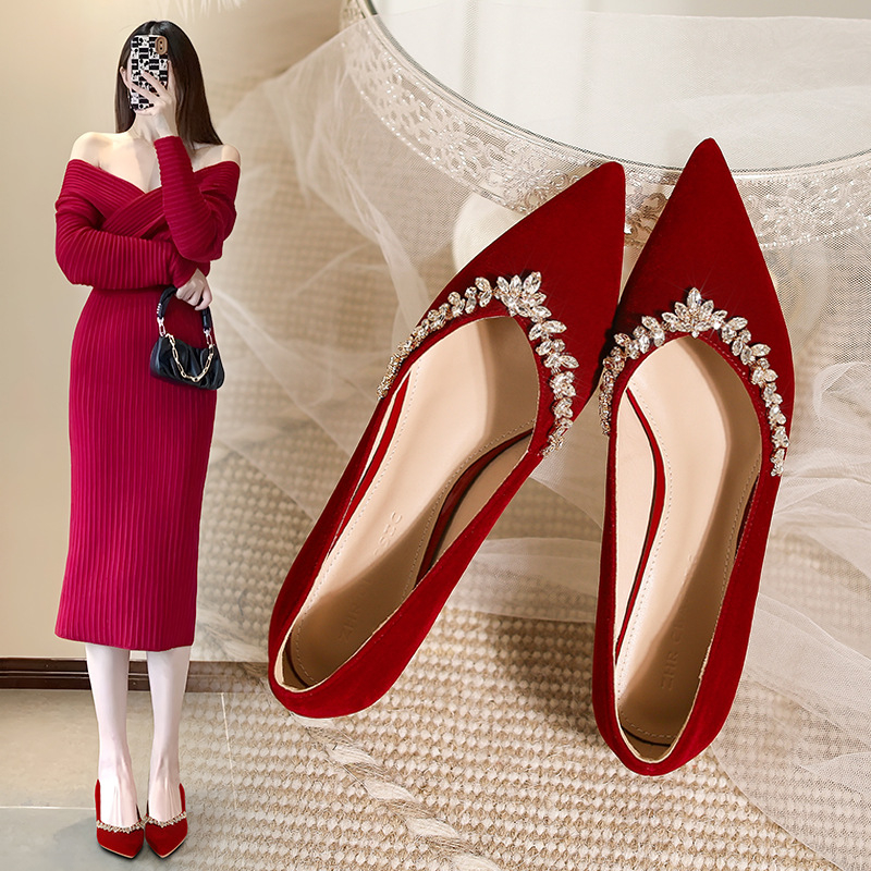 Dámske banketné topánky s ostrým špičkou, trblietavý vrchný diel, stredný podpätok 3–6 cm, slip-on, gumová podrážka