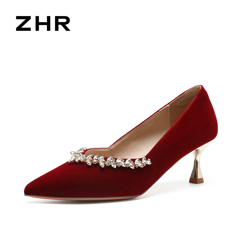 Dámske banketné topánky s ostrým špičkou, trblietavý vrchný diel, stredný podpätok 3–6 cm, slip-on, gumová podrážka