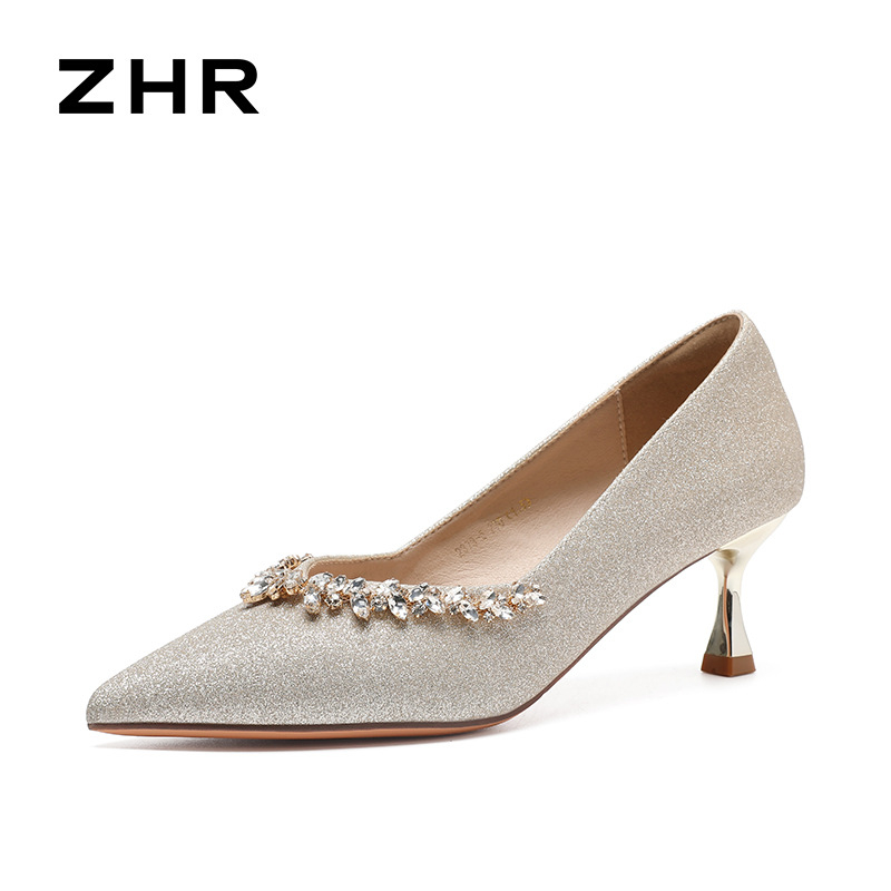 Dámske banketné topánky s ostrým špičkou, trblietavý vrchný diel, stredný podpätok 3–6 cm, slip-on, gumová podrážka