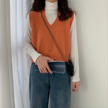 Dámska bezrukávová vesta s V-krkom - pletená, vlneno-viskozová zmes, jednofarebná, dĺžka 50–65 cm